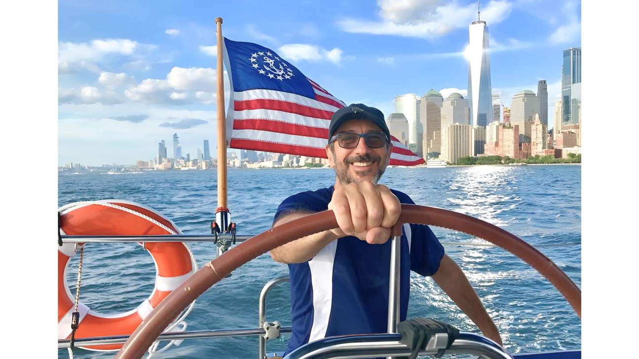 Belayar ke dalam dunia percintaan dengan pemandangan Manhattan yang menakjubkan sebagai latar belakang anda