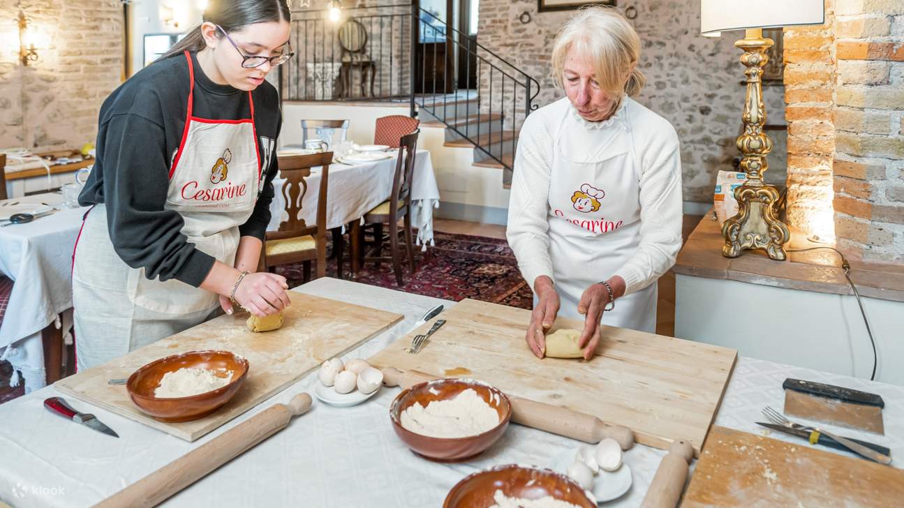 在義大利，向當地主人學習烹飪義大利寬麵條和義大利餃子的技巧