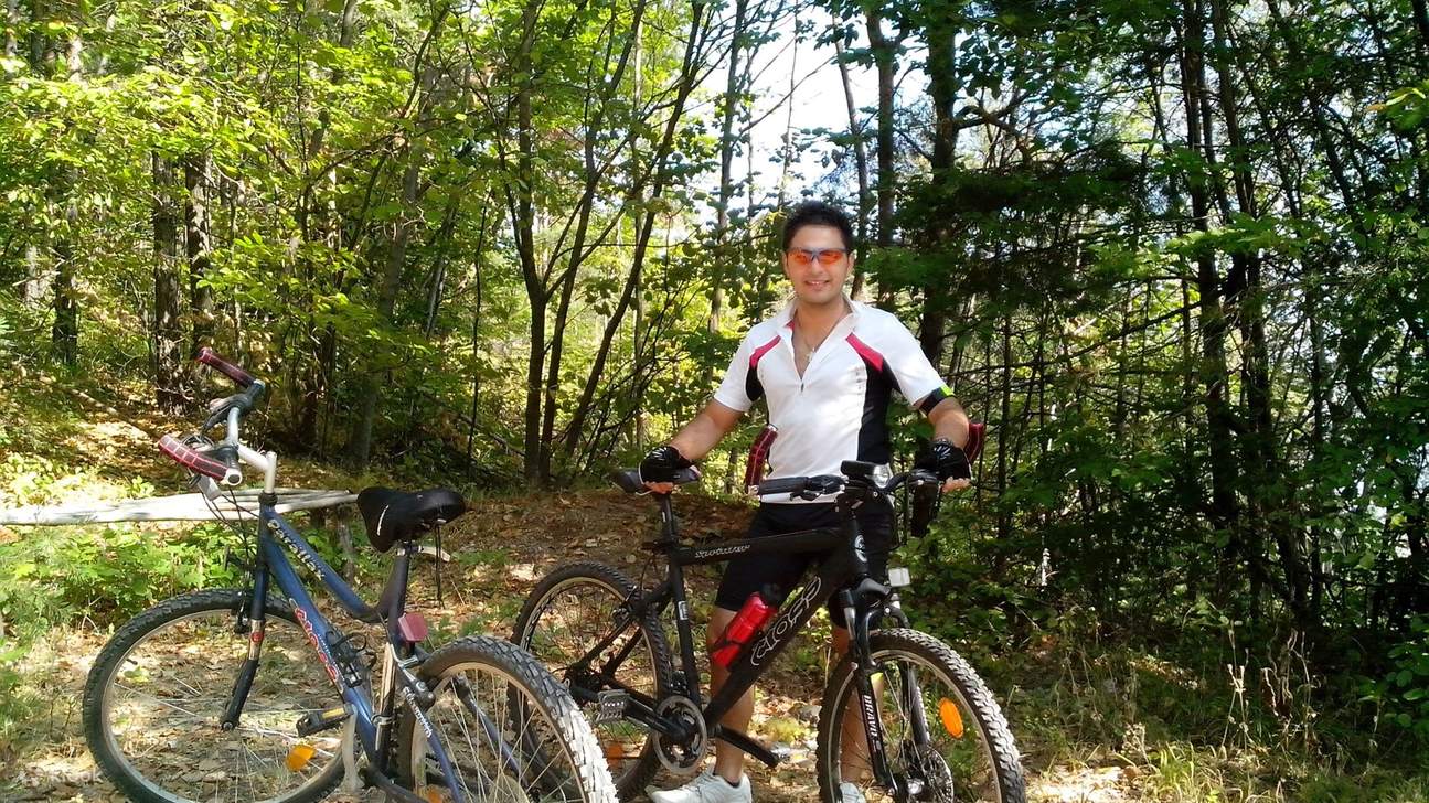 在自行车之旅中探索风景优美的步道，享受新鲜空气和迷人的风景