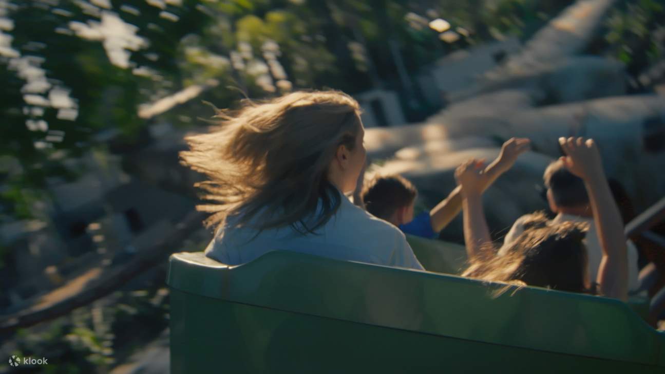 บัตรเข้าสวนสนุกดรีมเวิลด์ - เด็กผู้หญิงกำลังเล่นรถไฟเหาะ