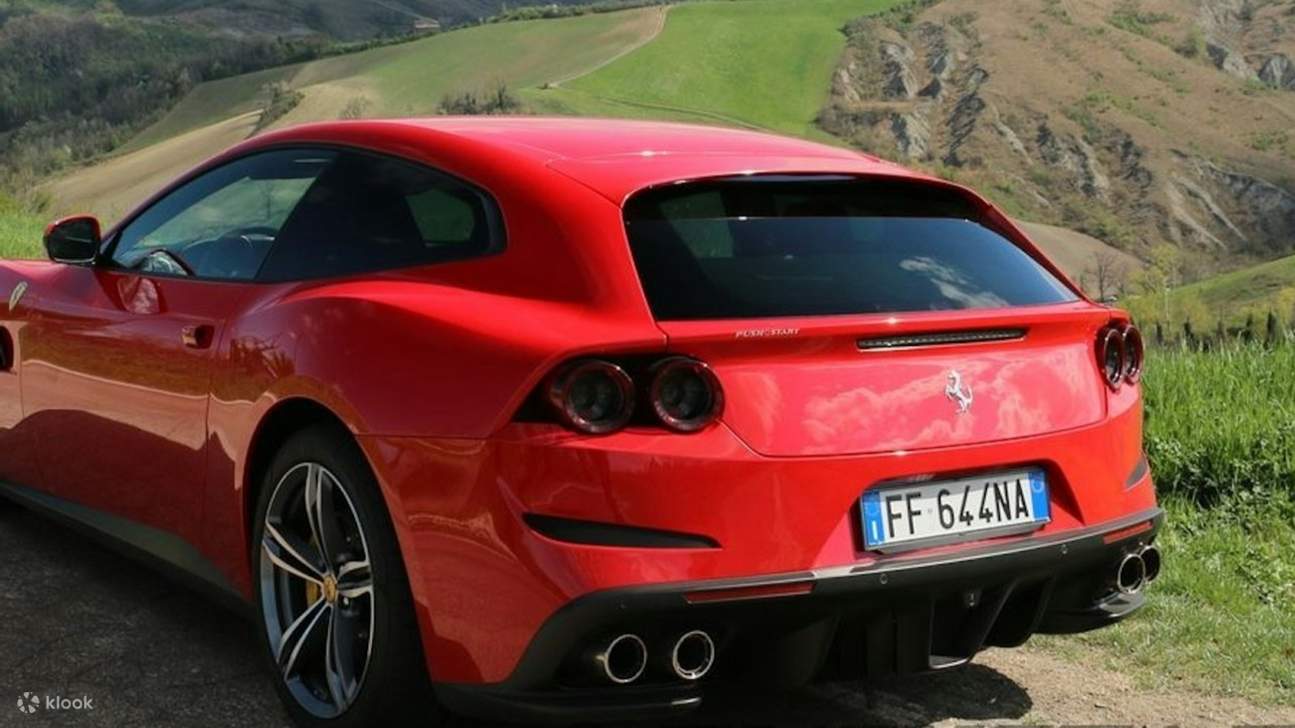 Tampilan belakang Ferrari GTC4Lusso memamerkan keanggunan, kekuatan, dan rekayasa dinamis Italia