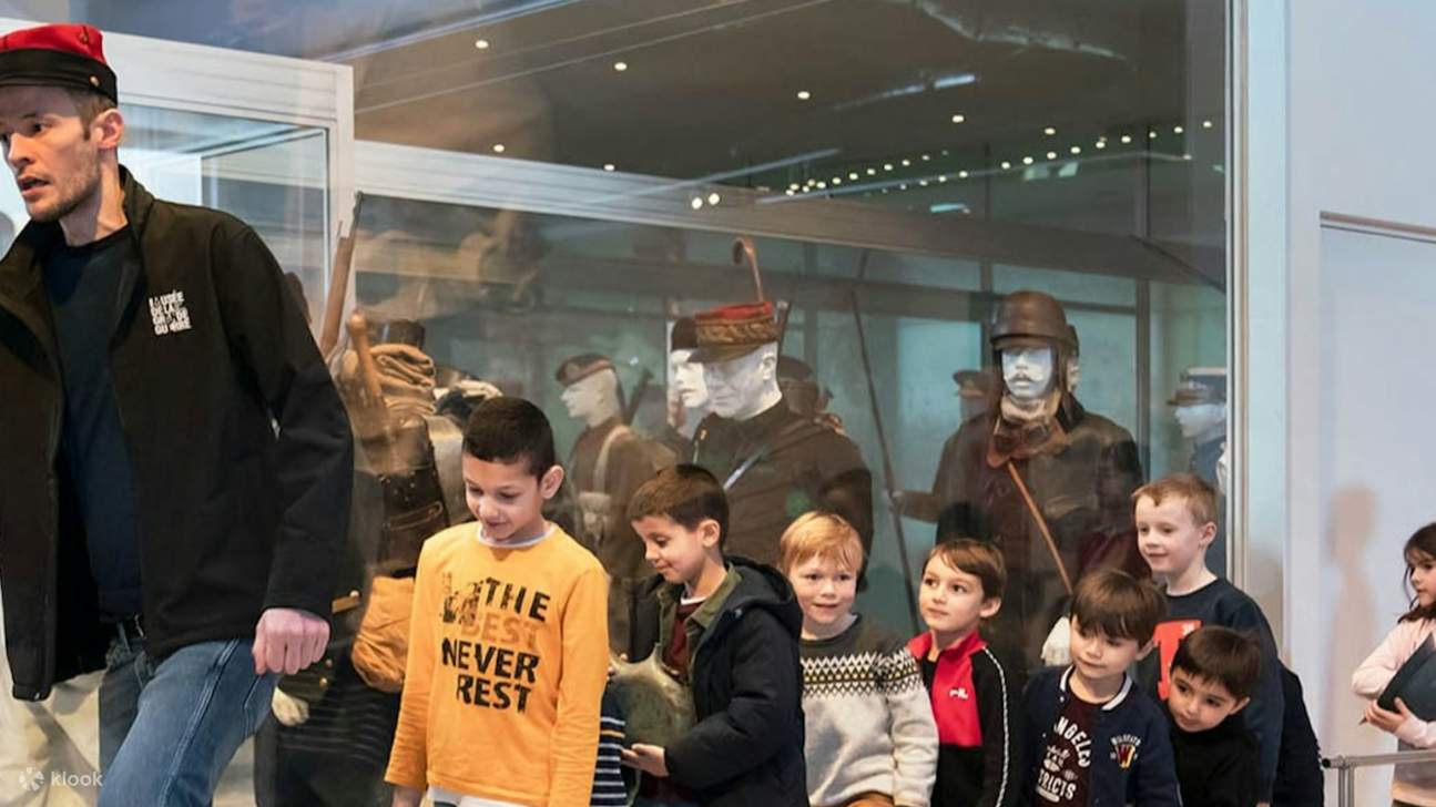 Saksikan ketangguhan umat manusia melalui kerajinan parit, surat-surat tentara, dan barang-barang sehari-hari di masa perang