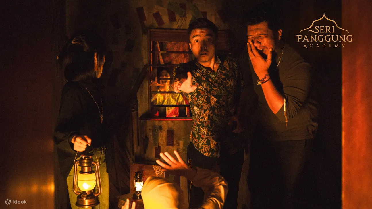 漫步穿过多个通道，惊叹不已，仿佛置身于 Hauntu 的世界