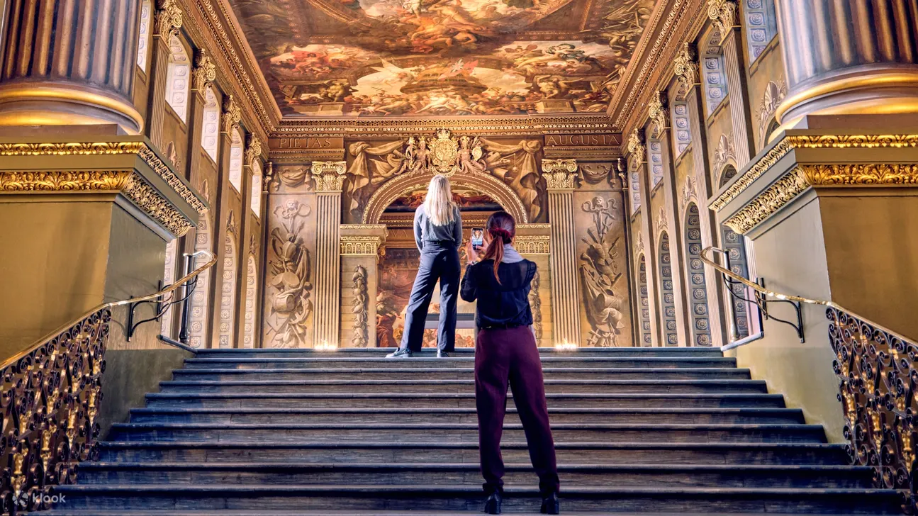 彩绘厅 (Painted Hall) 充满活力且历史悠久的天花板壁画吸引游客