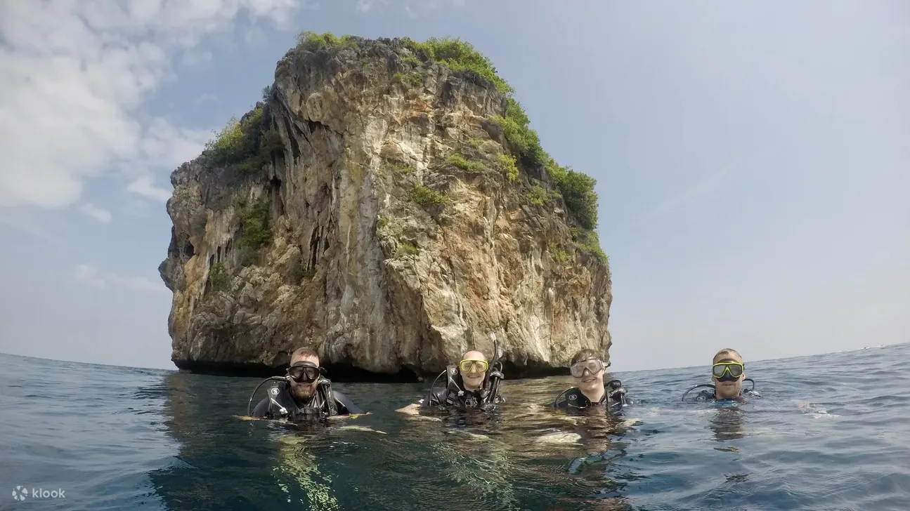 通过普吉岛人迹罕至的潜水之旅探索鲜为人知的潜水地点 - 这段旅程将带来宁静、独特的海洋遭遇和未知的水下美景。