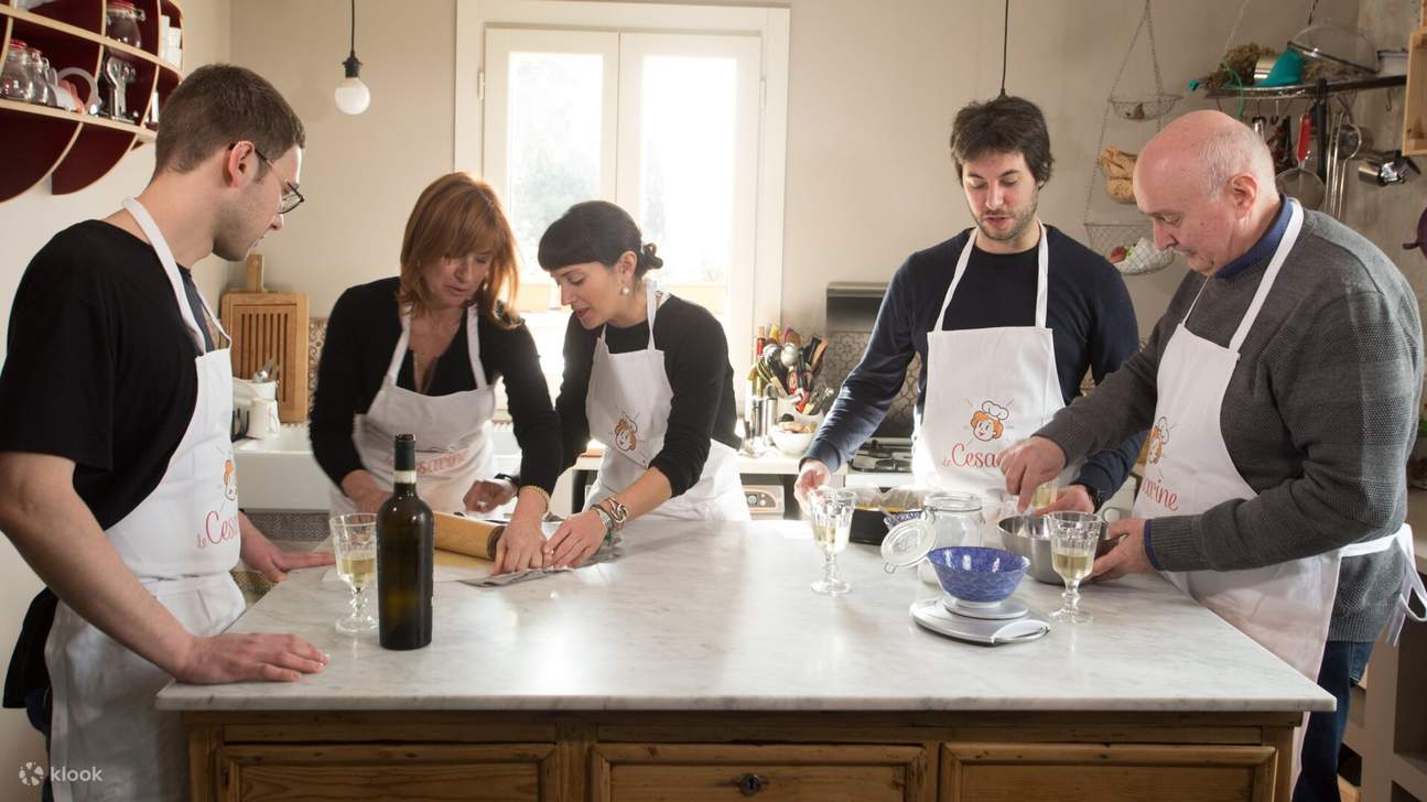 Kochen, Wein und Tradition! Ein praktisches italienisches Kocherlebnis in einer gemütlichen, lokalen Küche