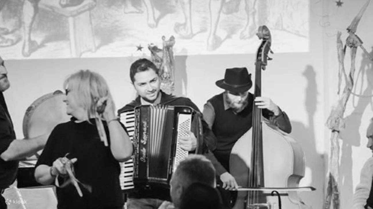 忘れられないナポリのメロディーを奏でる演奏家の情熱を体感してください