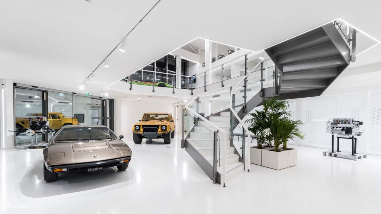 沉浸式体验蓝宝坚尼手工打造超跑的精湛工艺，享誉全球