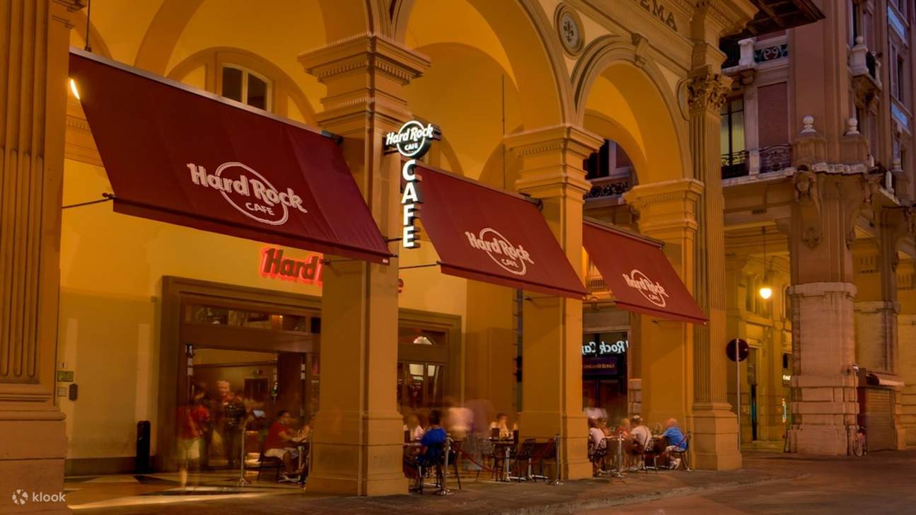 Ikonische Caféfassade mit lebendiger Beschilderung und historischer Florentiner Architektur im Hintergrund