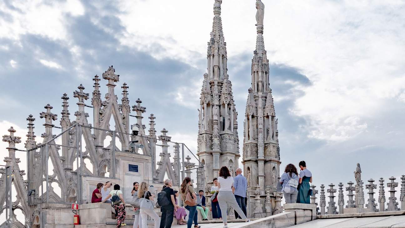 Toit orné de flèches et de statues complexes, offrant une vue imprenable sur la beauté de Milan