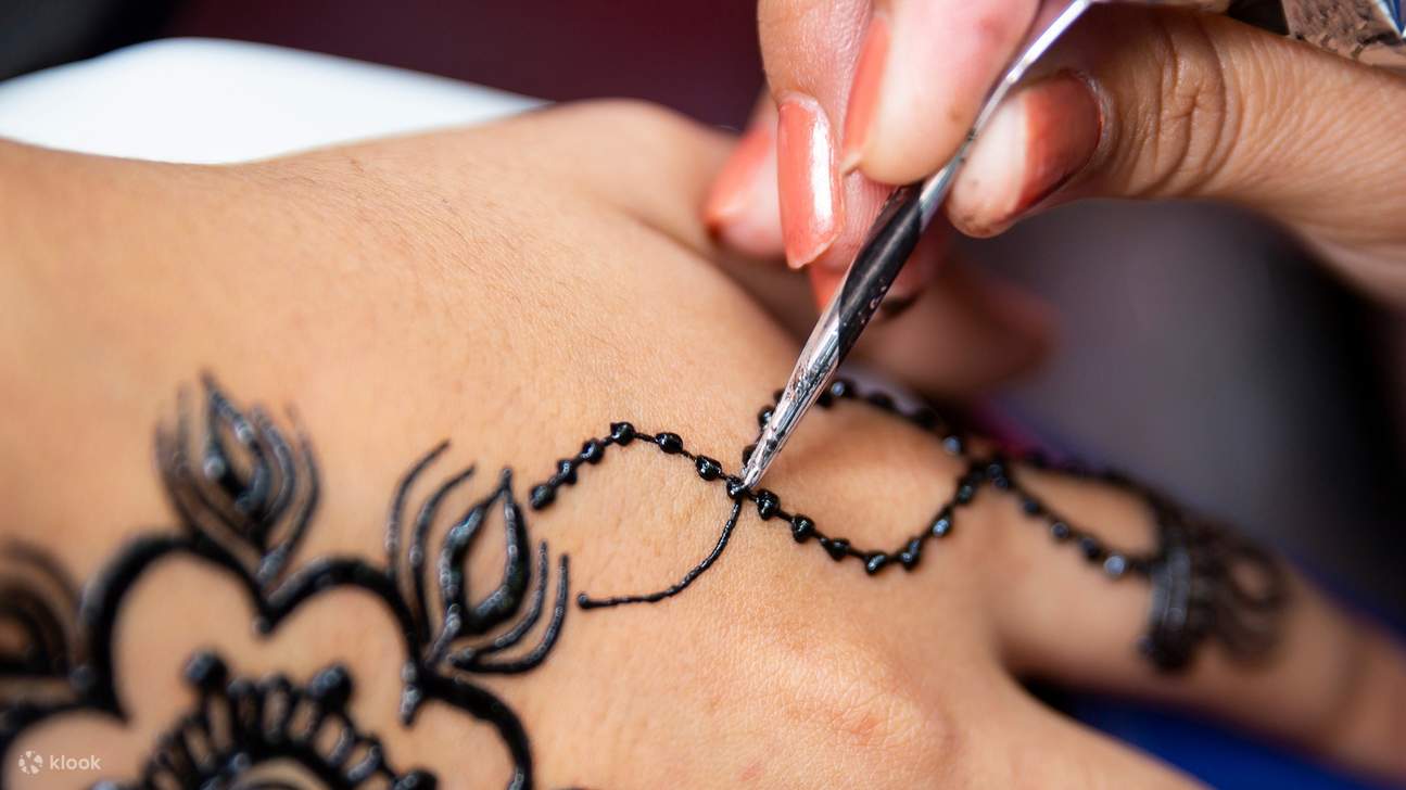 섬세한 곡선과 아름다운 헤나 장식으로 문화를 기념하세요.