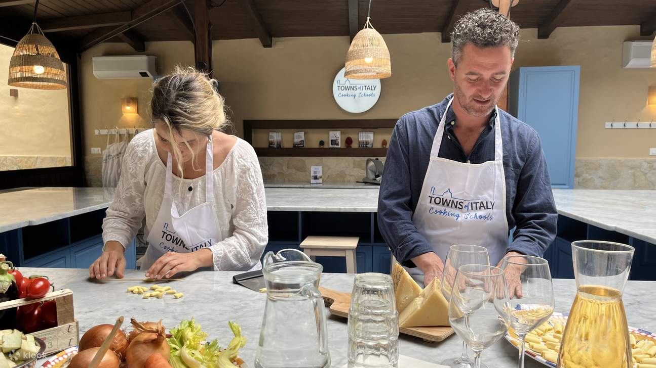 쿠킹 스쿨에서 정통 이탈리아 파스타를 직접 만들어 보세요.