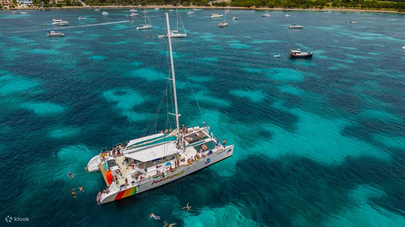 Relájese con estilo mientras se sumerge en el encanto relajante del mar abierto.