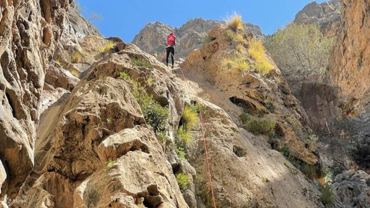 探索令人印象深刻的洞穴和環繞著這一自然奇觀的崎嶇景觀
