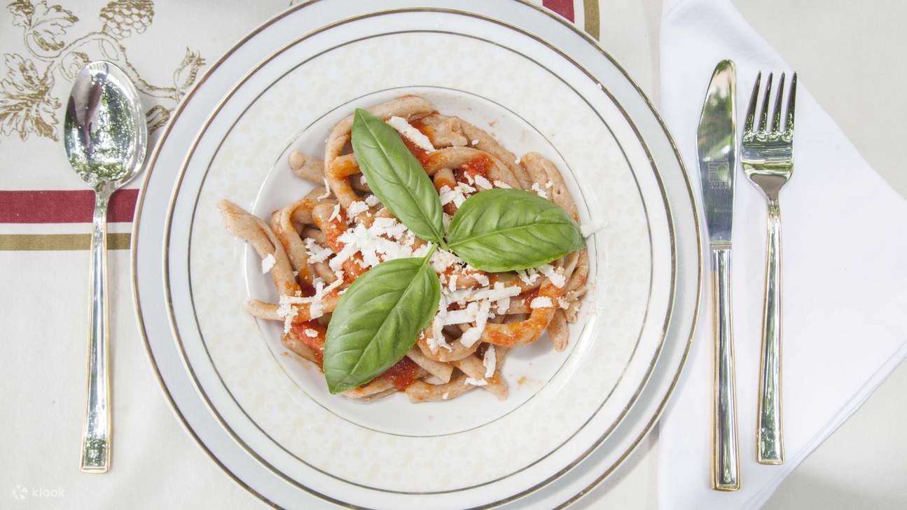 Pasta fresca con ricco sugo di pomodoro, basilico e una spolverata di formaggio!