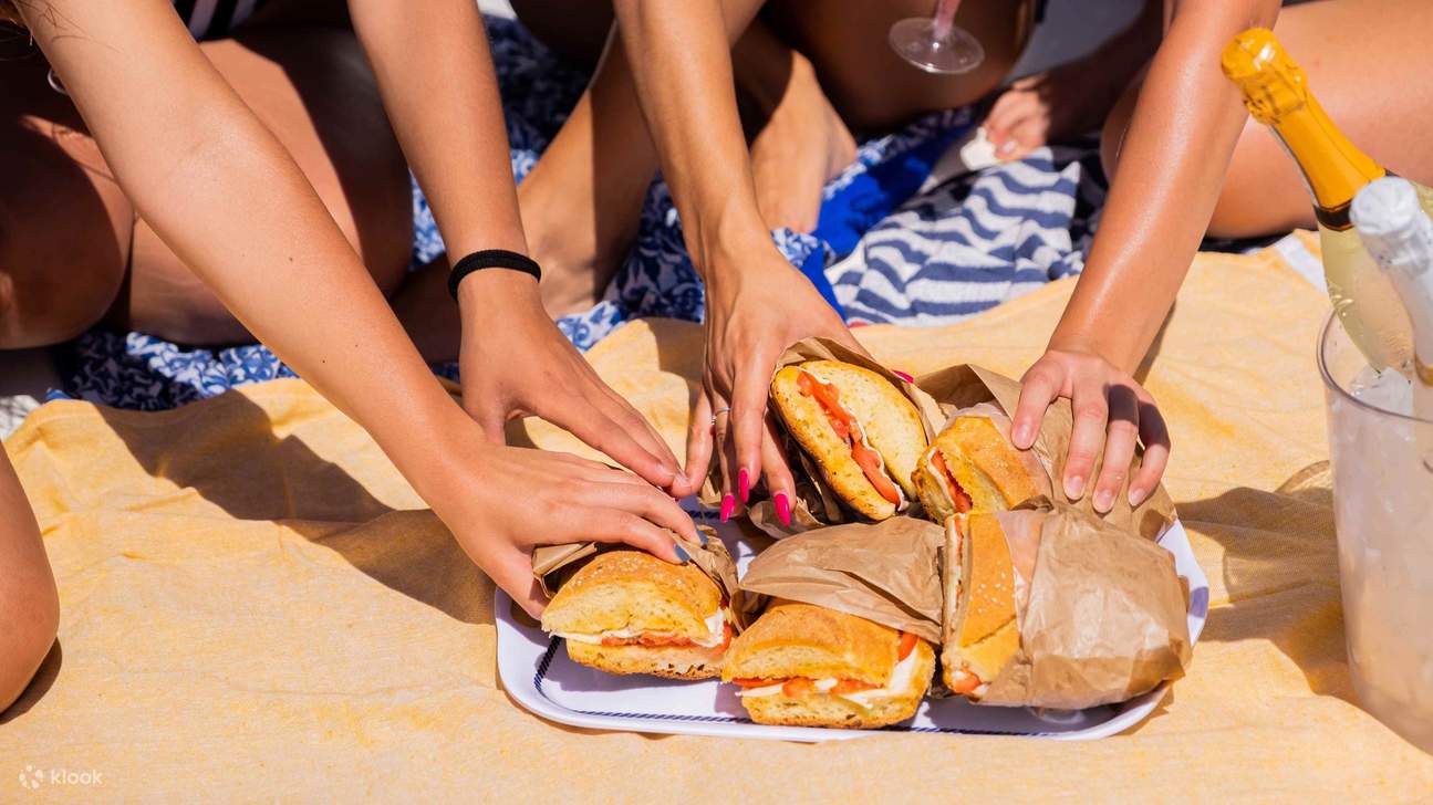 신나는 음악과 맛있는 음식, 아름다운 석양까지! 완벽한 보트 파티를 즐겨보세요!