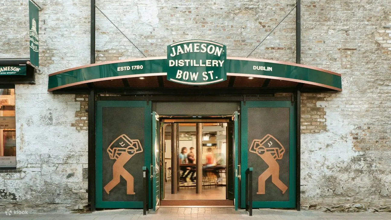 在詹姆森酿酒厂弓街店 (Jameson Distillery Bow St.) 品尝并细细品味都柏林精神。