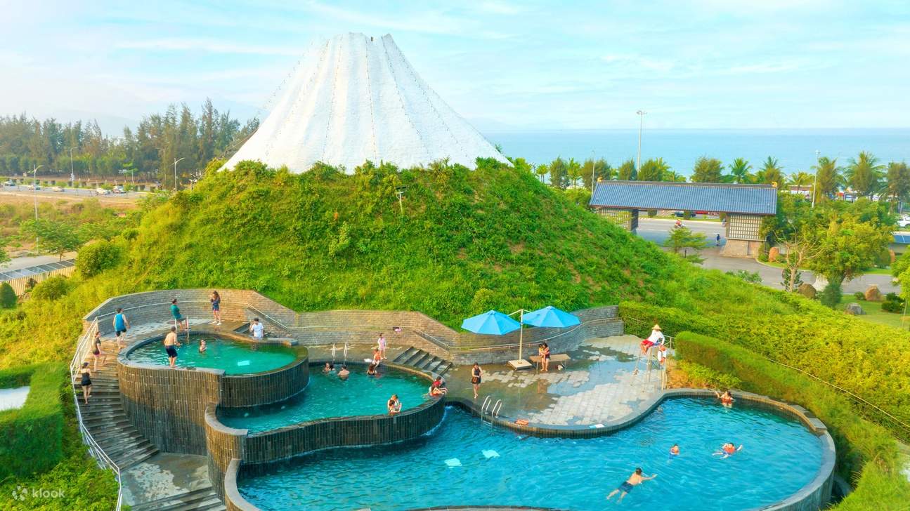 Adjacent to the majestic Mount Fuji, the terraced Fuji Pool offers a serene spot for relaxation, where you and your family can enjoy stunning panoramic views of the outdoor water park—making it a perfect 