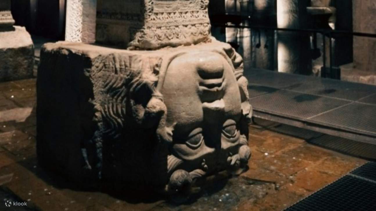 Những bóng hình gợn sóng nơi những phiến đá cổ gặp gỡ ánh sáng lung linh trong tĩnh lặng