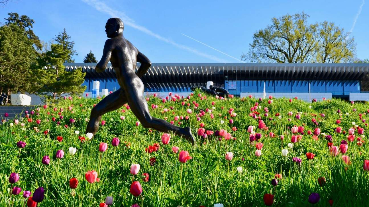 Berjalan-jalanlah menembus sejarah Olimpiade dengan setiap langkah di taman patung yang menakjubkan ini!