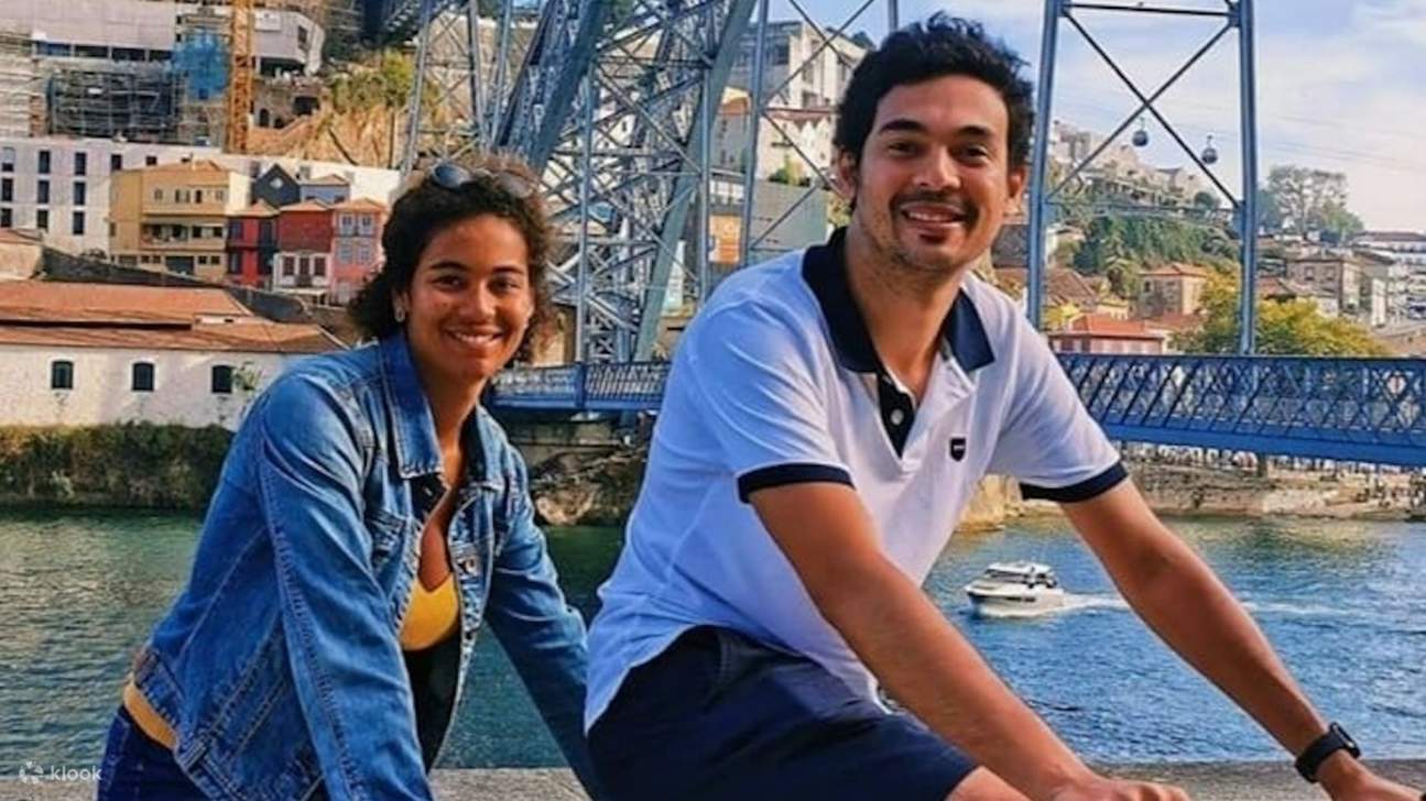 Fahrrad abgestellt am Wegesrand mit dem glitzernden Douro im Hintergrund