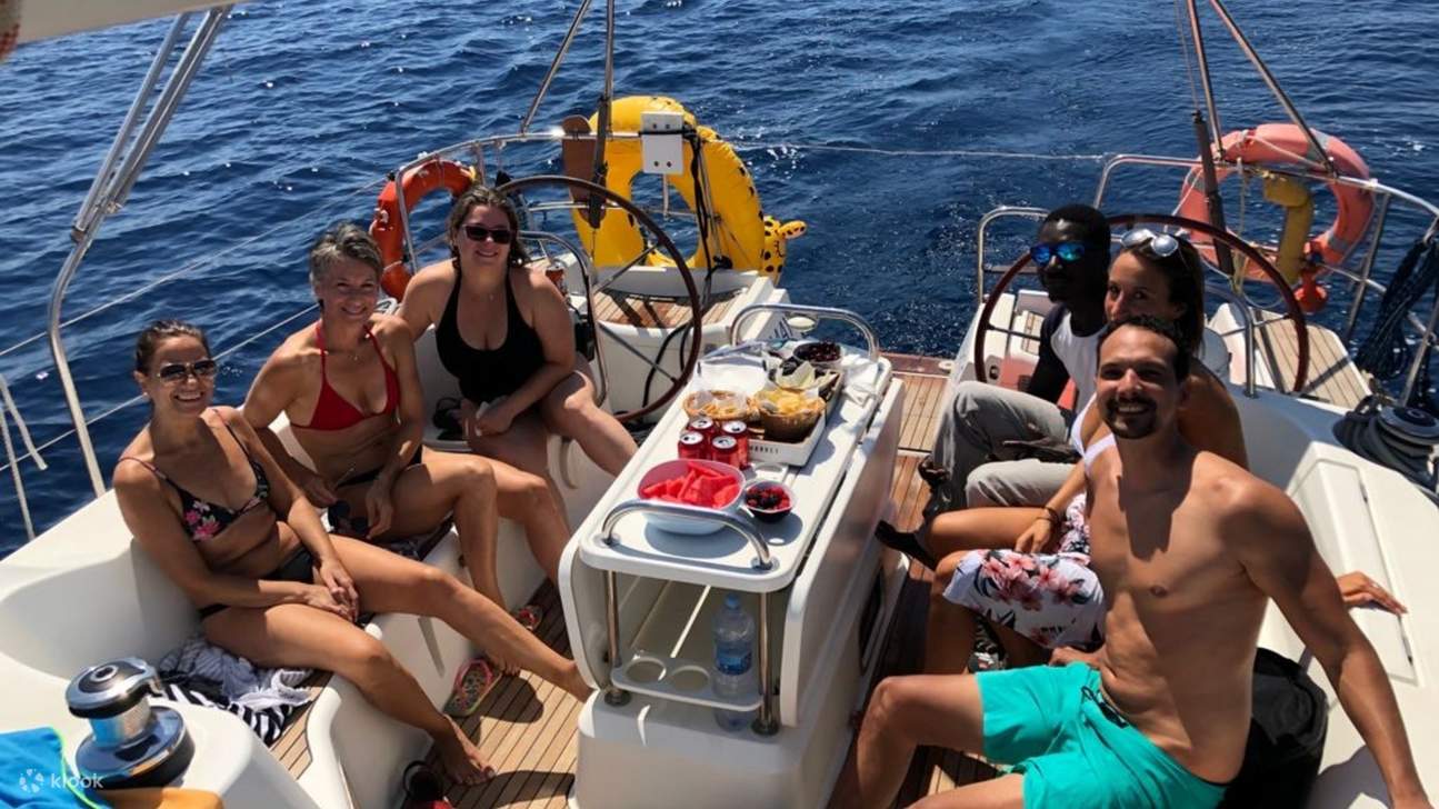 Snek segar dihidangkan di atas kapal, mewujudkan saat yang sesuai untuk bersantai dan menikmati bayu laut