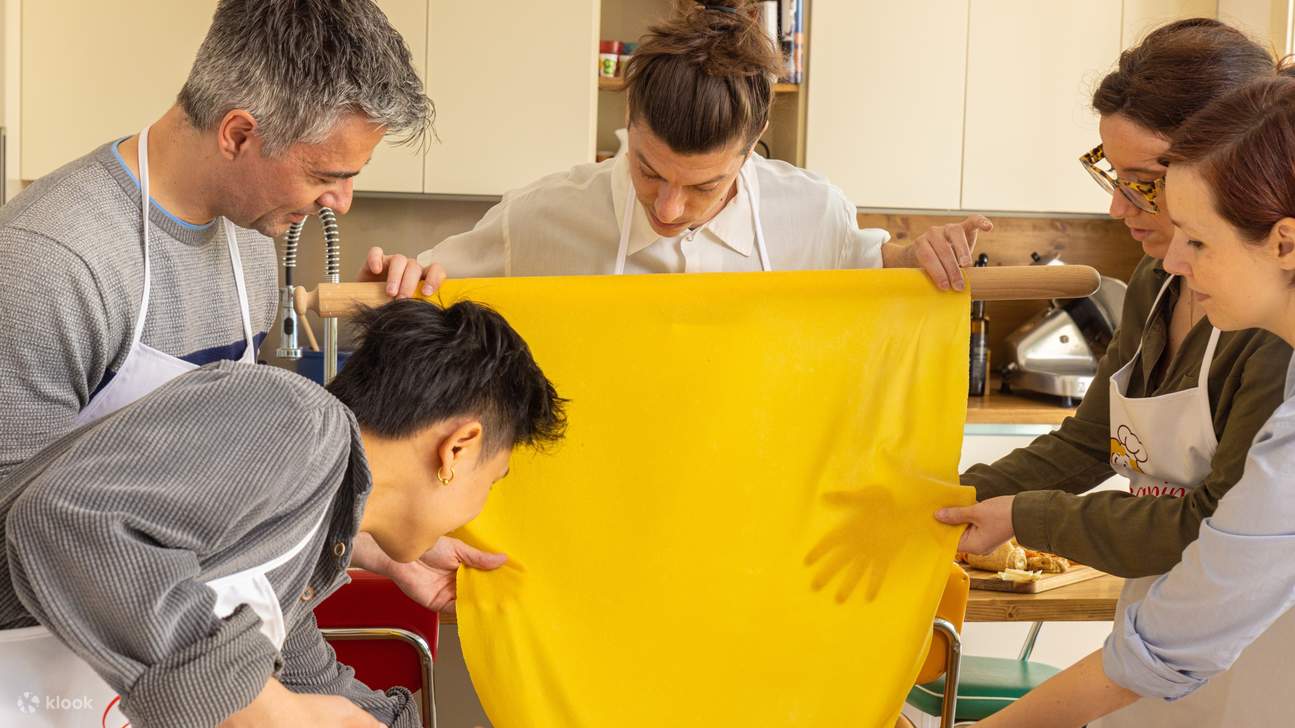 Versammeln Sie sich um goldene Pasta-Blätter und lassen Sie sich von Italiens altehrwürdigen Kochtraditionen verzaubern