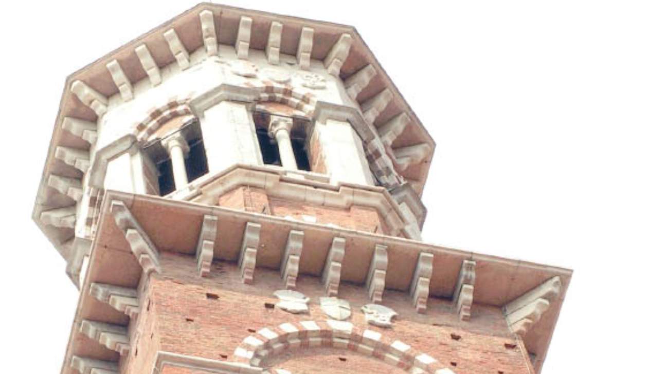 Terbang tinggi di atas Verona dengan Lamberti Tower—landmark bersejarah dengan pemandangan cakrawala yang tak terlupakan