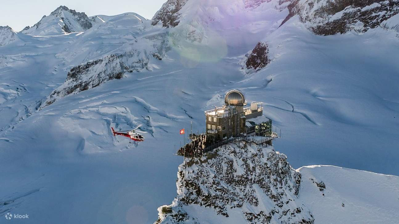 Vues aériennes époustouflantes de glaciers, de crêtes et de lacs alpins cristallins