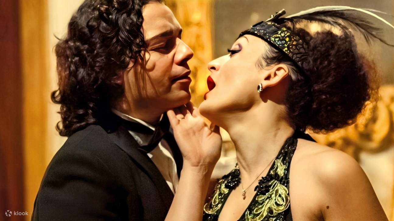 充满激情的歌剧时刻在戏剧性的服装和亲密的宫殿环境中展开