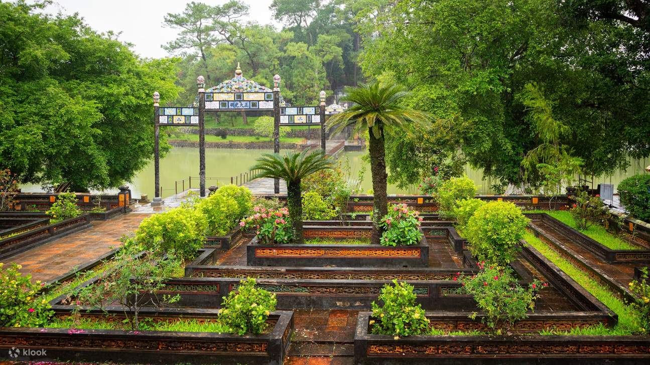 Tiket Makam Kaisar Minh Mang di Kompleks Monumen Hue UNESCO