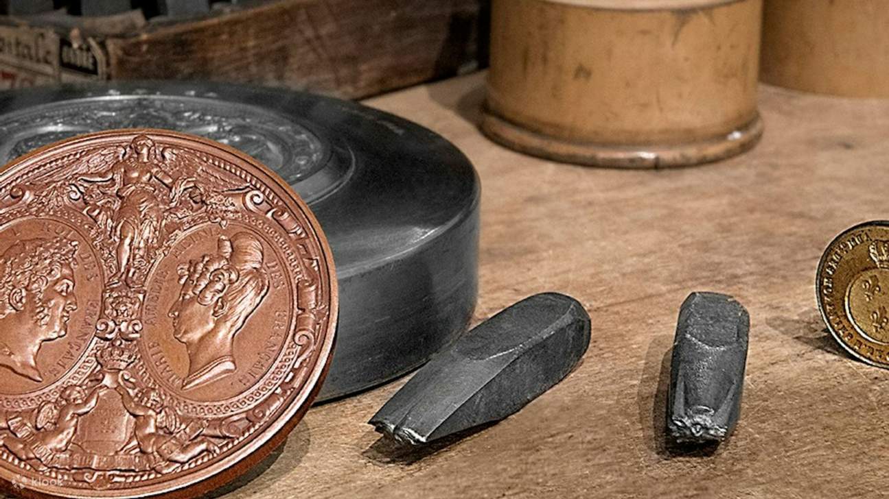 Fertigen Sie mit einer Schraubenpresse Ihr persönliches Stück Pariser Kulturerbe an