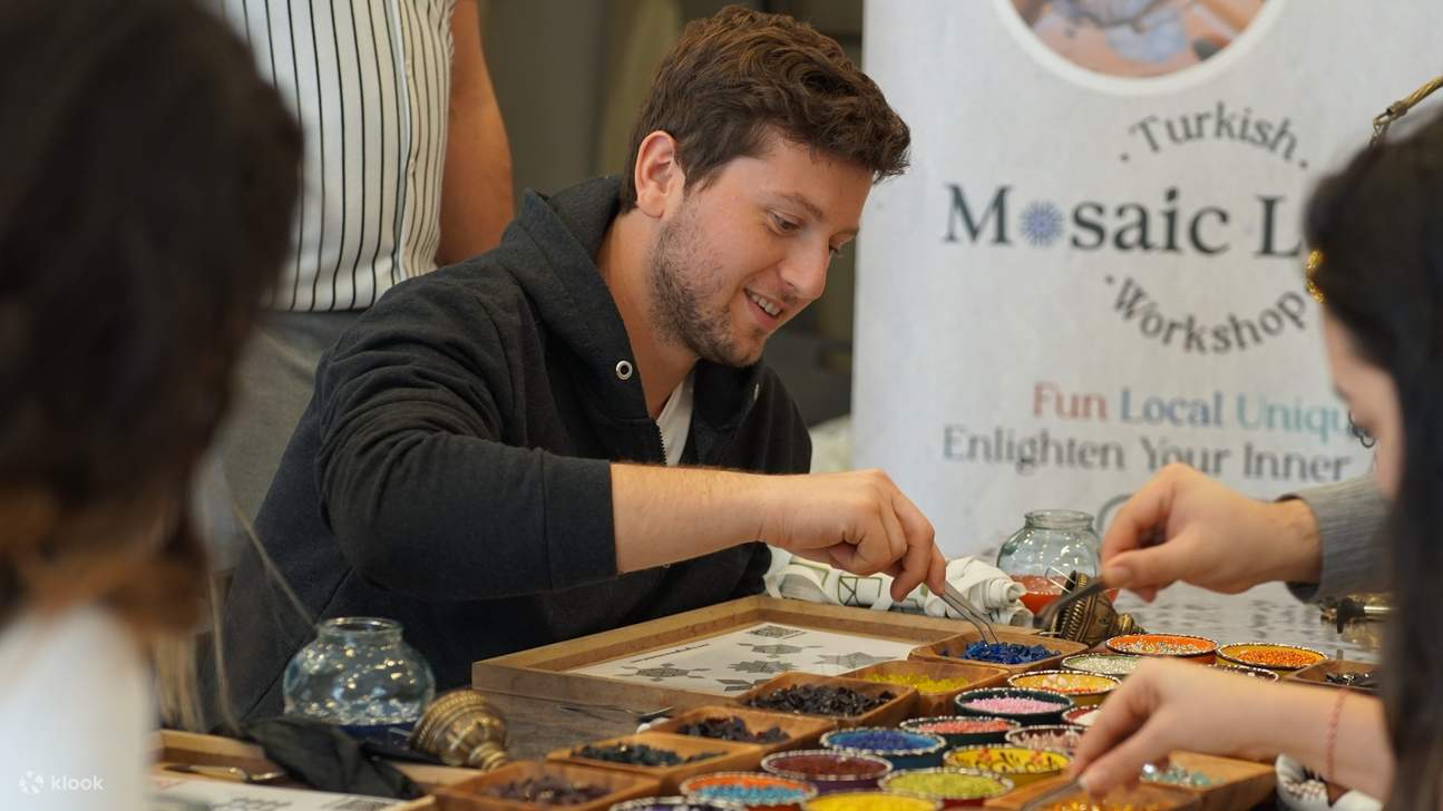 Taller tradicional de lámparas de mosaico turco y candelabros