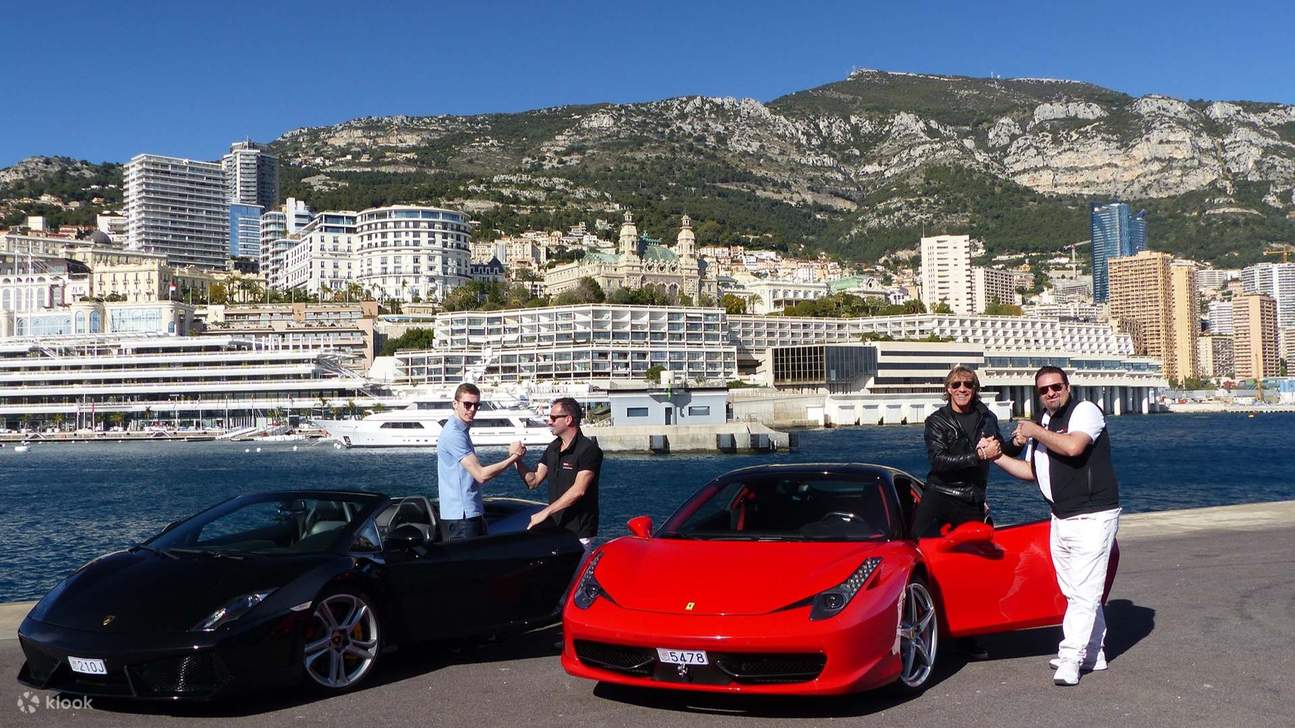 Istruttore che informa i conducenti accanto a supercar iconiche parcheggiate vicino alle strade panoramiche di Monte Carlo