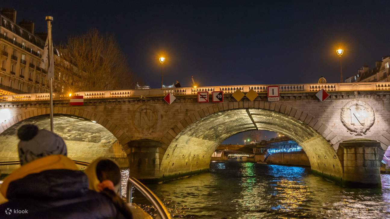 กิจกรรมล่องเรือชมแม่น้ำแซนยามค่ำคืนและกิจกรรมคอมโบในปารีส