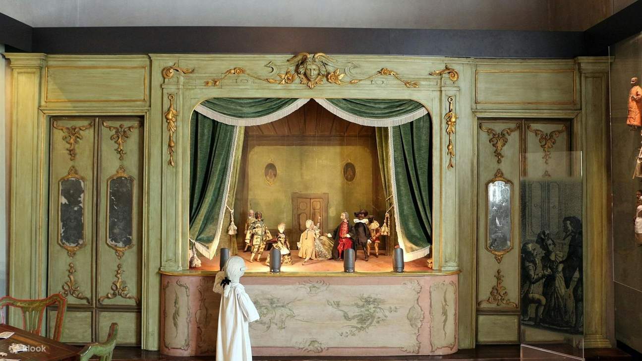 Узнайте, как детство Гольдони повлияло на его знаковые произведения, с небольшим театром и марионетками