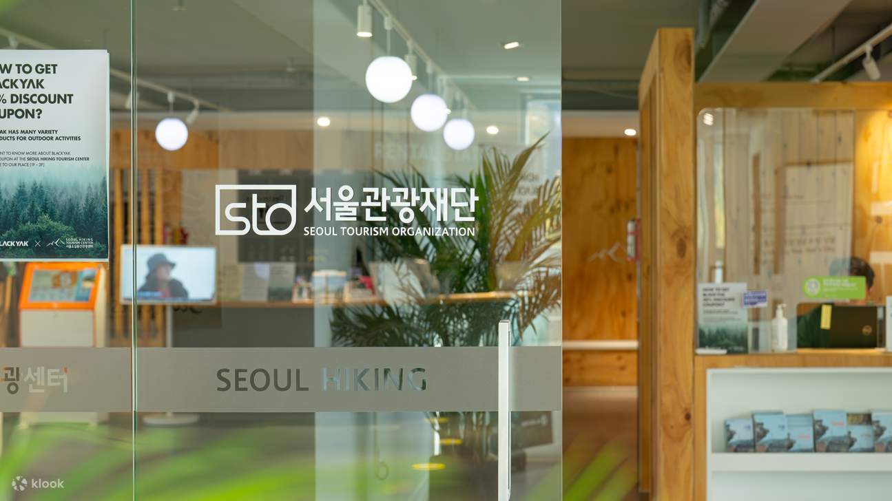 Kostenlose Schließfächer stehen im Center zur Verfügung. Für Nutzer, die keine Ausrüstung mieten, oder für größere Gegenstände stehen kostenpflichtige Schließfächer außerhalb zur Verfügung. Besucher können die Umkleideräume vor und nach dem Wandern nutzen