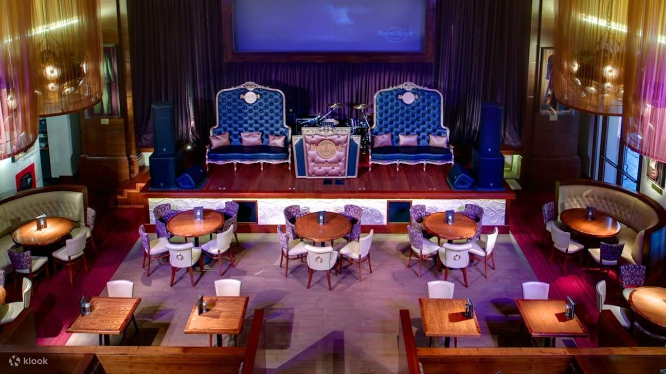 Confortables banquettes en cuir, guitares accrochées aux murs et copieux plats américains servis avec panache