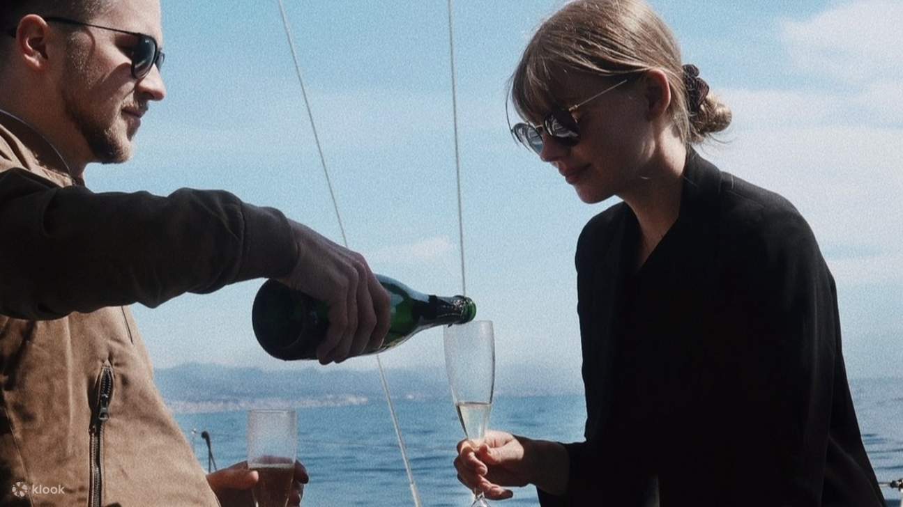 Gelas cava sejuk dihidangkan semasa para tetamu bersulang untuk pengalaman yang tidak dapat dilupakan di laut