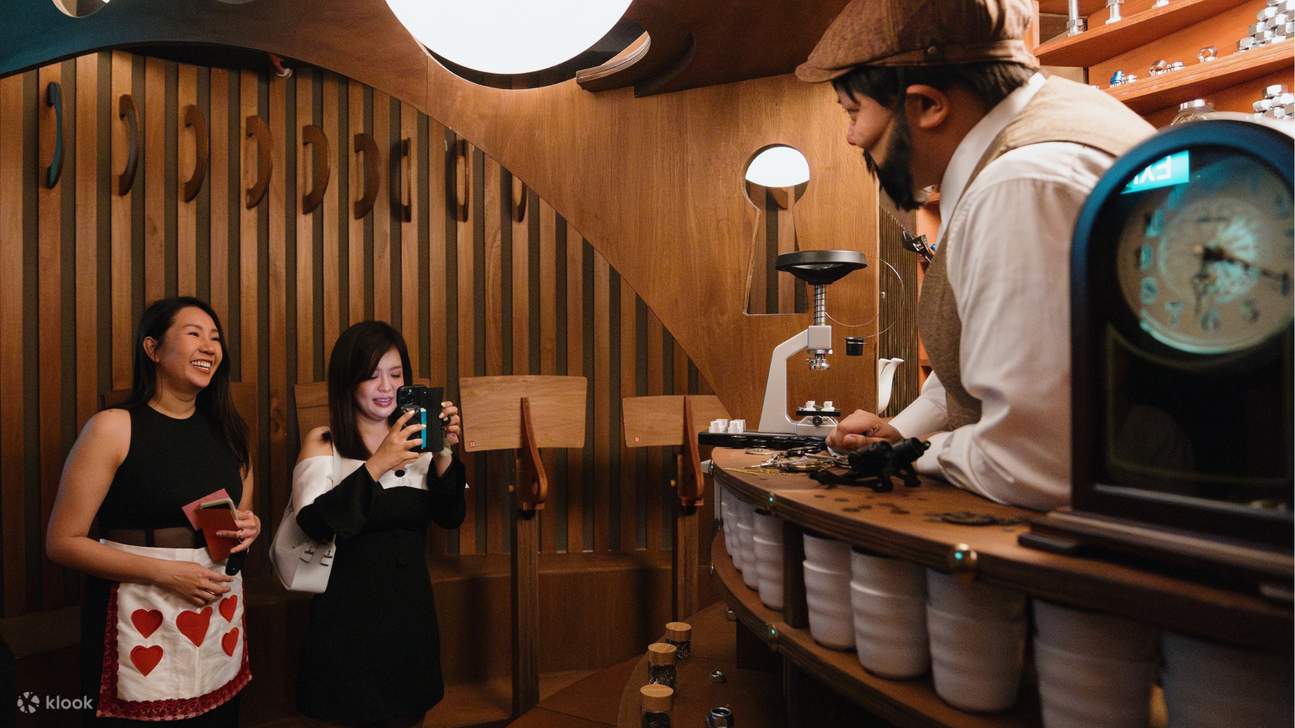 ANDSOFORTH 推出的仙境颠倒用餐体验