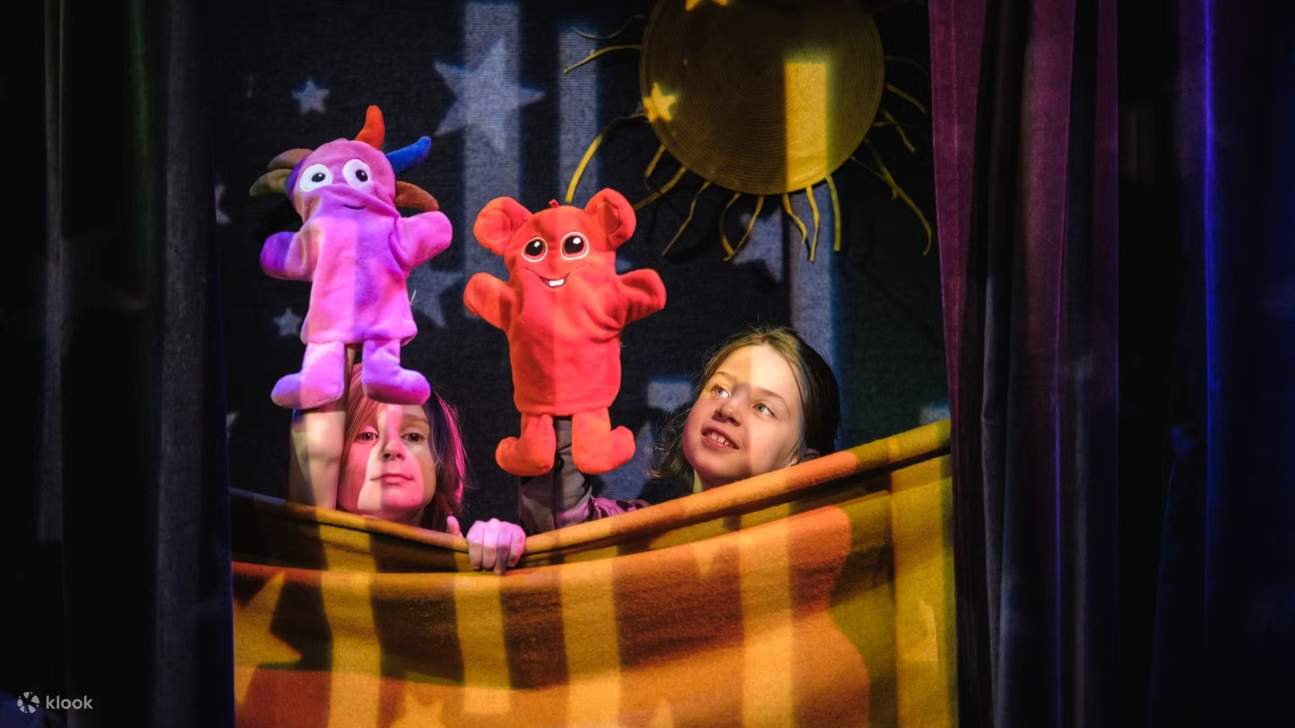 通过丰富多彩的沉浸式装置，探索神奇的木偶世界