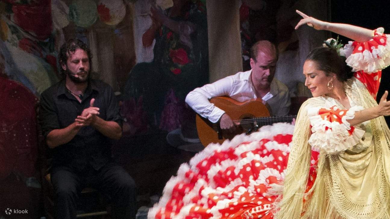 フラメンコ体験を高めるトップクラスの技術的効果と広々としたステージをお楽しみください