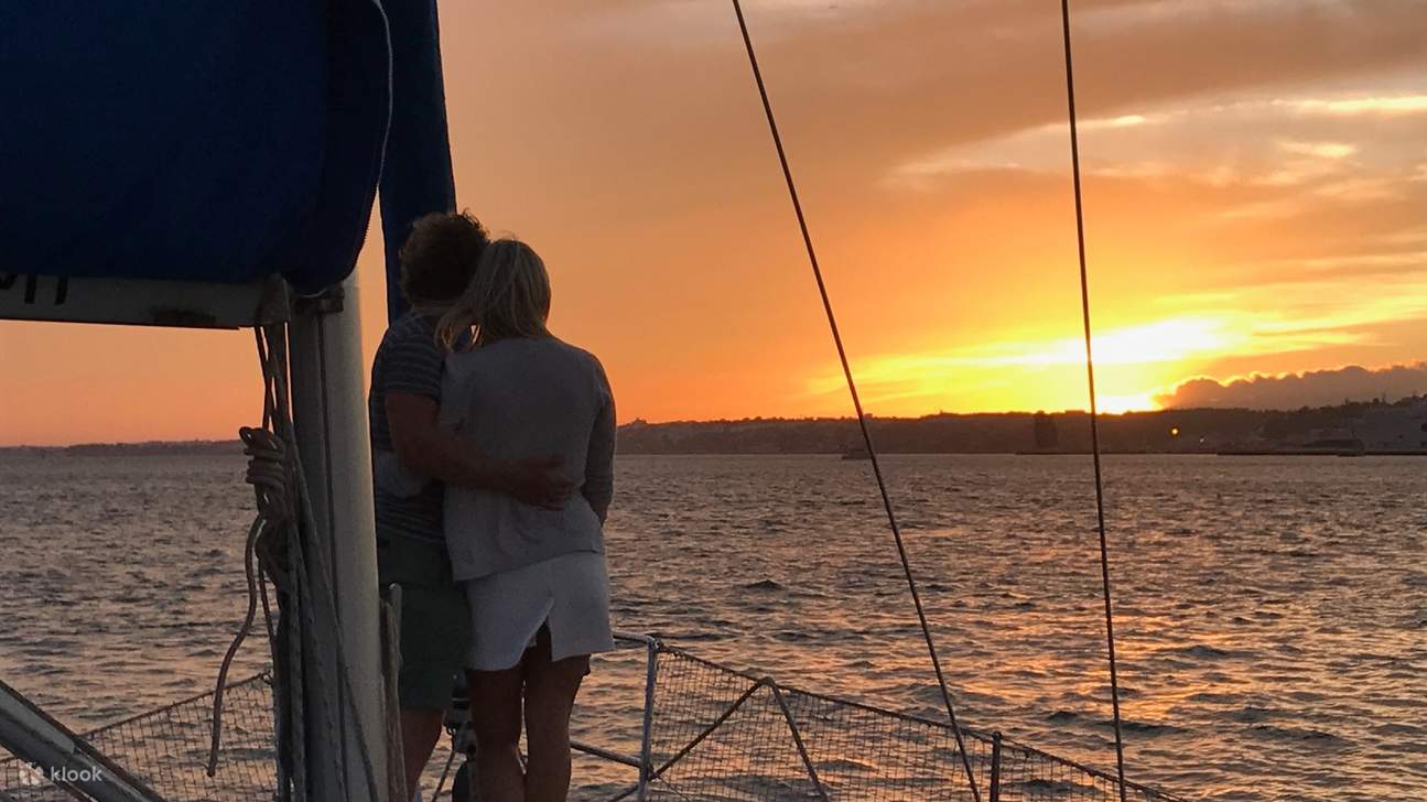 테주강에서 펼쳐지는 로맨틱한 석양 아래, 잊지 못할 추억을 만들어보세요.