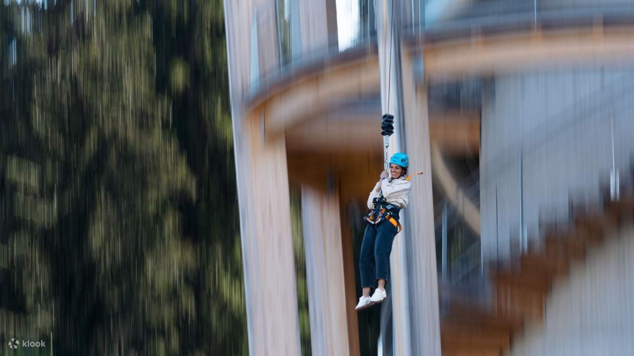 Rasakan sensasi mendebarkan tak terlupakan saat Anda meluncur di udara dengan zip line