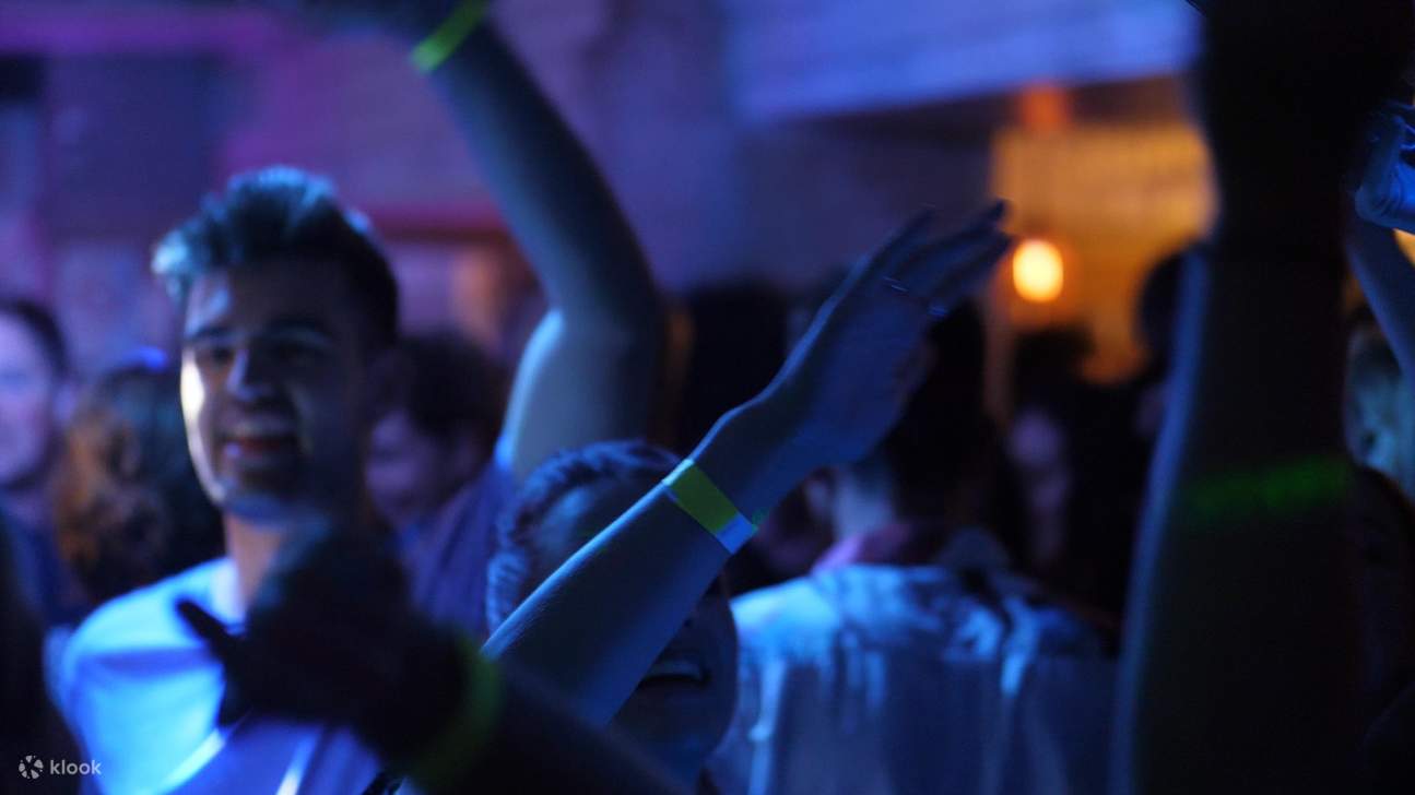 夜幕降临，尽情享受每一刻，在尼斯充满活力的街景中玩乐吧！