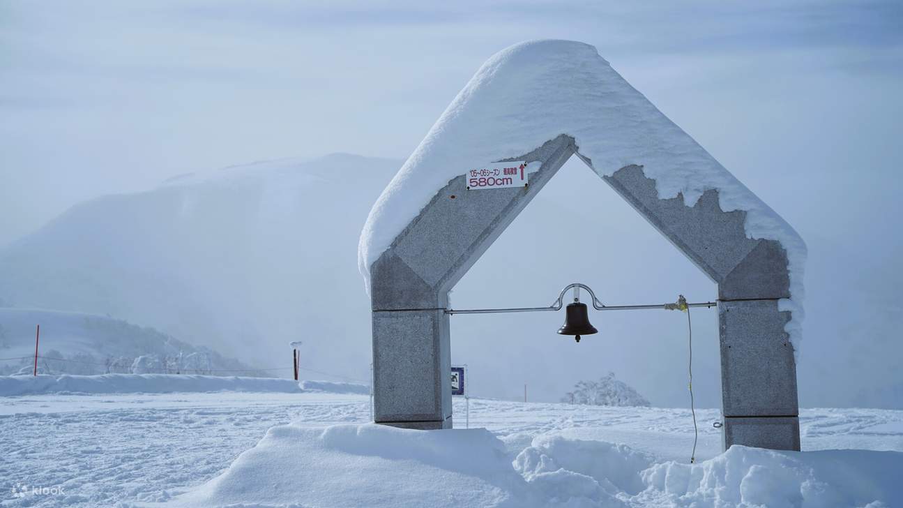 Высококачественный пушистый снег: знаменит своим сухим, мелким пушистым снегом, созданным сибирским холодным течением — достаточно мягким, что даже падать не больно.
