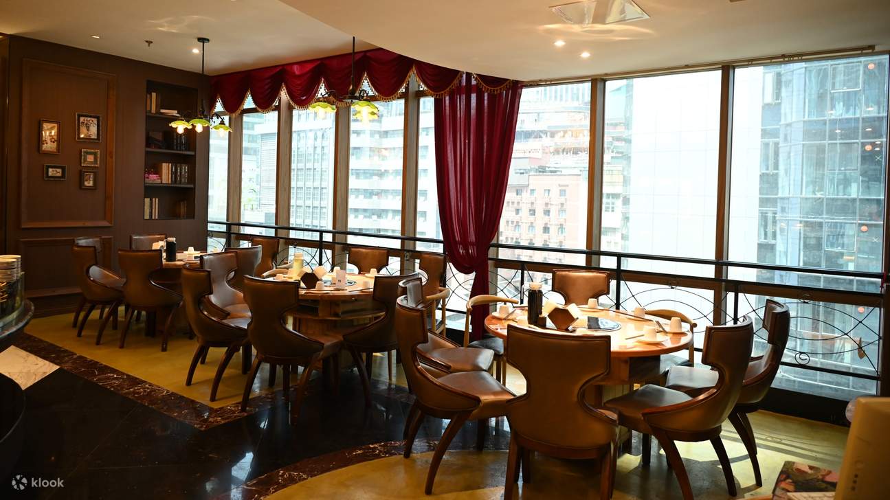 Hier können Sie Fondue essen und gleichzeitig Gesangs- und Tanzvorführungen genießen.