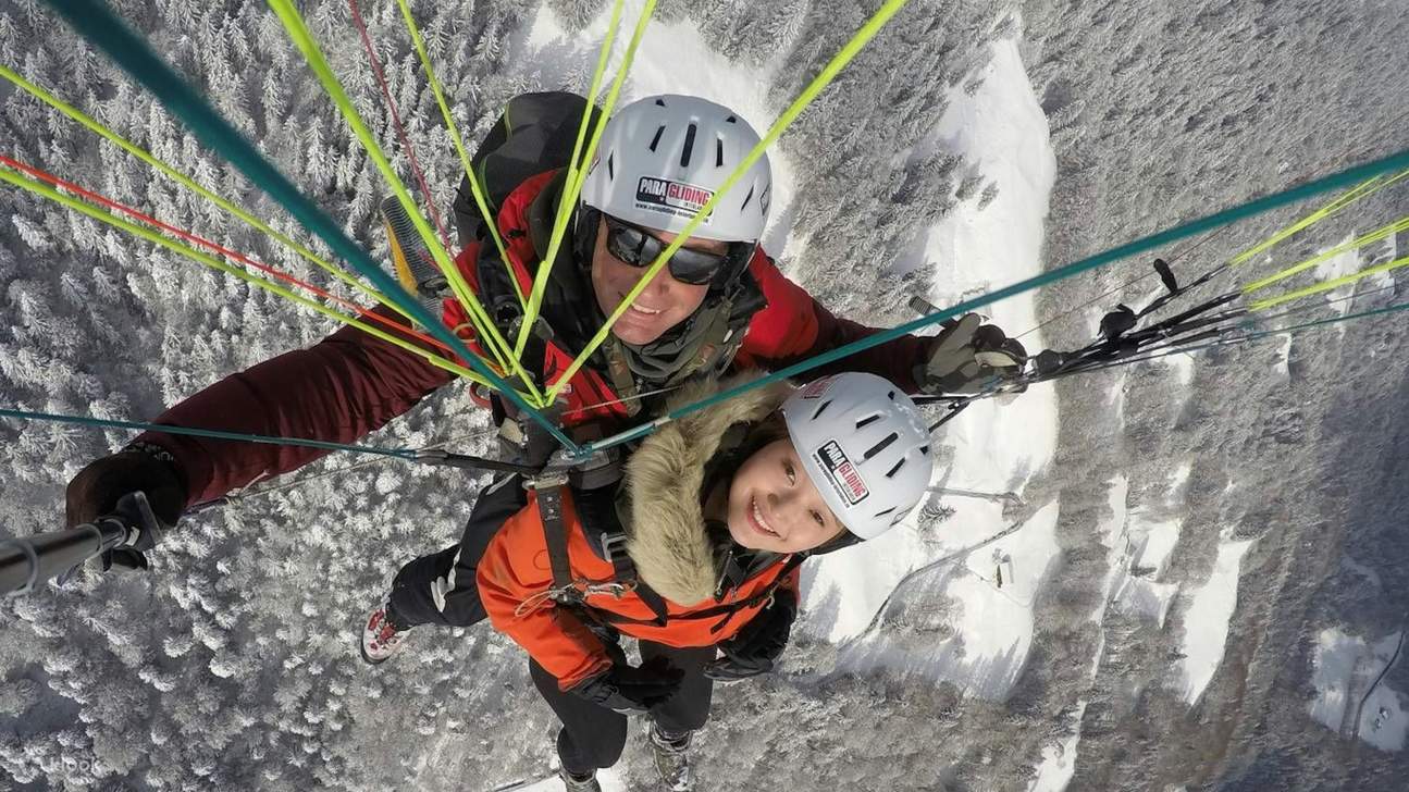 スイスアルプス上空をタンデムで飛行しながら、忘れられないセルフィーを撮影しましょう。