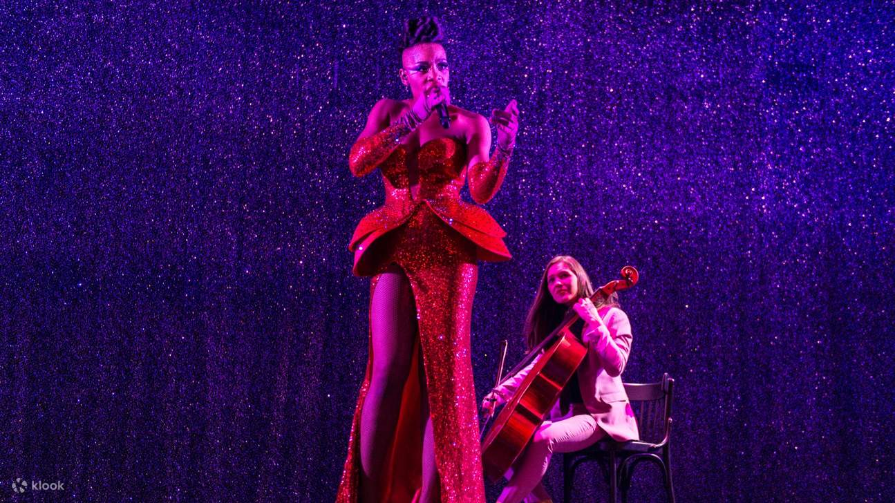 一场精彩的传统巴黎歌舞表演，大人小孩都喜欢