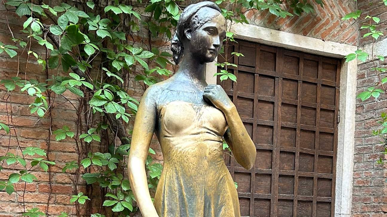 Patung Juliet yang ikonis berdiri tegak di halaman rumahnya yang legendaris